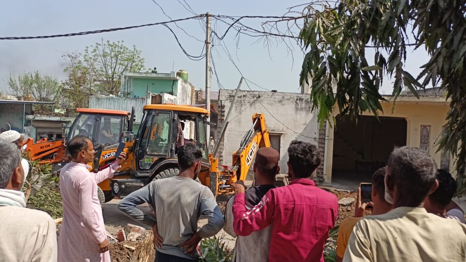 लोक निर्माण विभाग की टीम ने सरकारी जमीन को कराया कब्जा मुक्त, कई भवन किए ध्वस्त