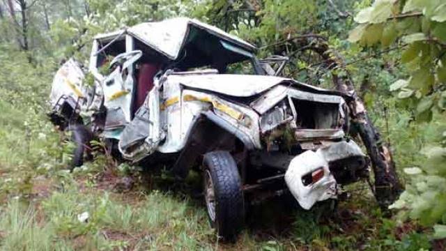 Accident: अनियंत्रित यूटिलिटी ढाई सौ मीटर नीचे खाई में गिरी, दो की मौत