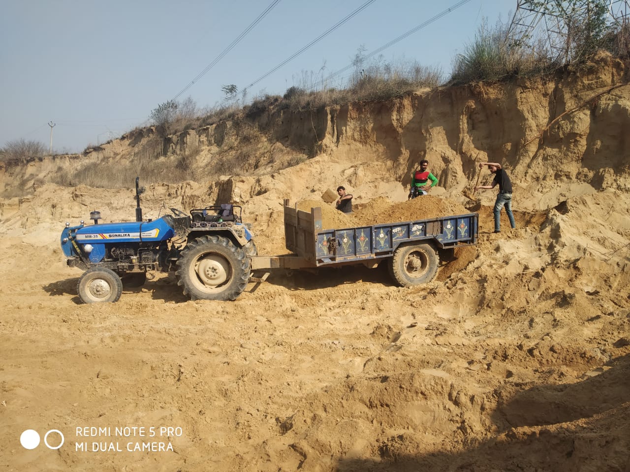 Mining: तमाम बंदिशों के बाद गाधारोना में हो रहा खनन