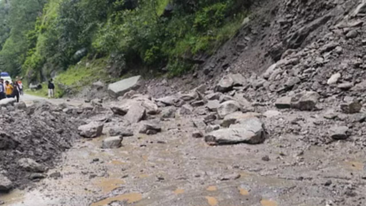 Uttarakhand : गंगोत्री हाईवे पर भारी मलबा-पत्थर गिरने से भटवाड़ी और गंगनानी के बीच बंद