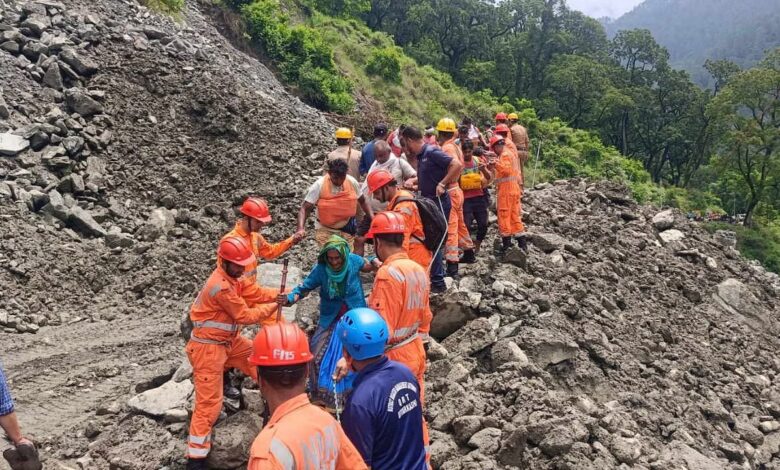 Uttarakhand : गंगोत्री हाईवे पर भारी मलबा-पत्थर गिरने से भटवाड़ी और गंगनानी के बीच बंद