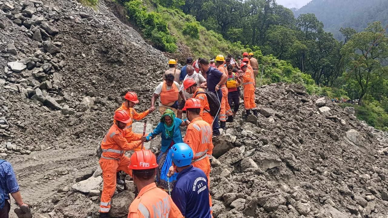 Uttarakhand : गंगोत्री हाईवे पर भारी मलबा-पत्थर गिरने से भटवाड़ी और गंगनानी के बीच बंद