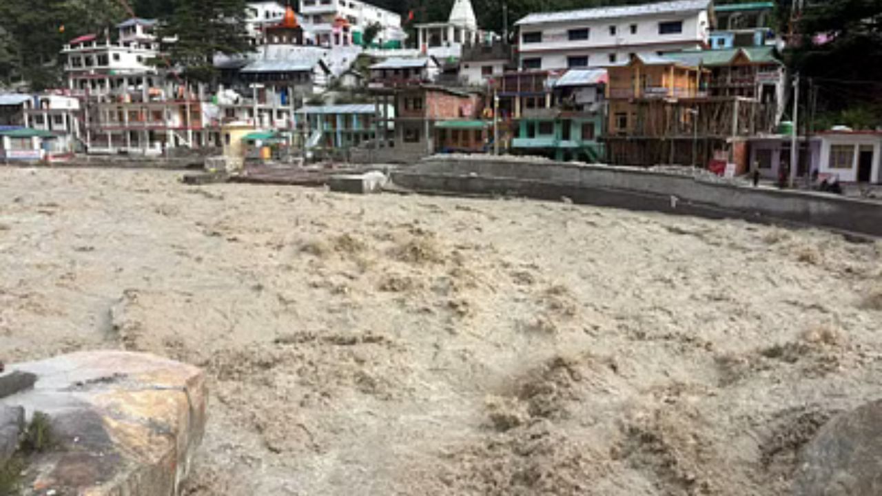 Uttarakhand rain: गंगोत्री धाम में भागीरथी उफान पर, जलस्तर आरती स्थल तक पहुँचा