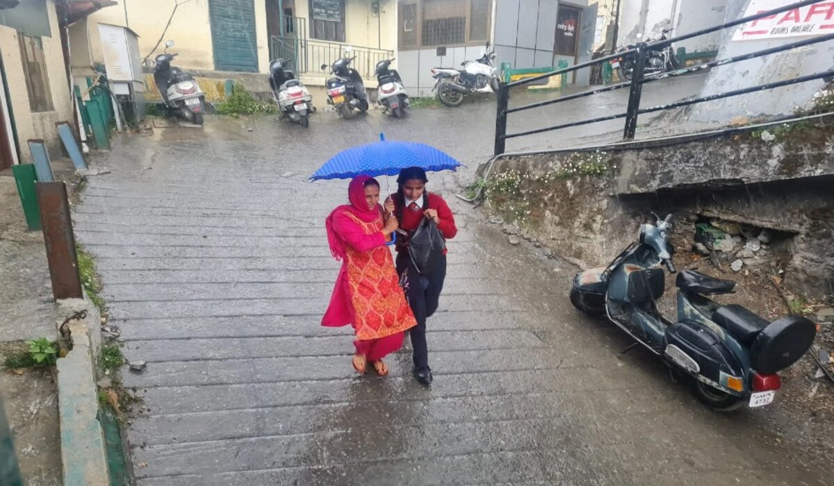 Uttarakhand weather: चेतावनी के बाद मसूरी में भारी बारिश, मैदानों में दिनभर गर्मी और उमस ने परेशान किया