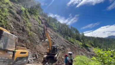 Badrinath Highway: पर्थादिप में पांचवें दिन हाईवे खुला, वाहन चालकों को राहत, लेकिन पहाड़ पर मलबे का खतरा बरकरार