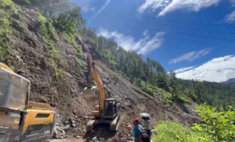 Badrinath Highway: पर्थादिप में पांचवें दिन हाईवे खुला, वाहन चालकों को राहत, लेकिन पहाड़ पर मलबे का खतरा बरकरार