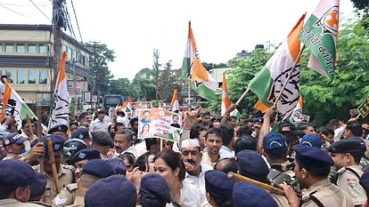 Congress Protest in Dehradun: देहरादून में कांग्रेस का विरोध प्रदर्शन, ED कार्यालय के बाहर भड़की हिंसा