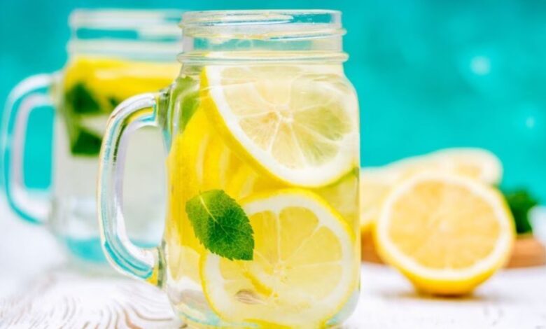 Lemon water सेहत के लिए फायदेमंद है, लेकिन इन लोगों के लिए हो सकता है जहर