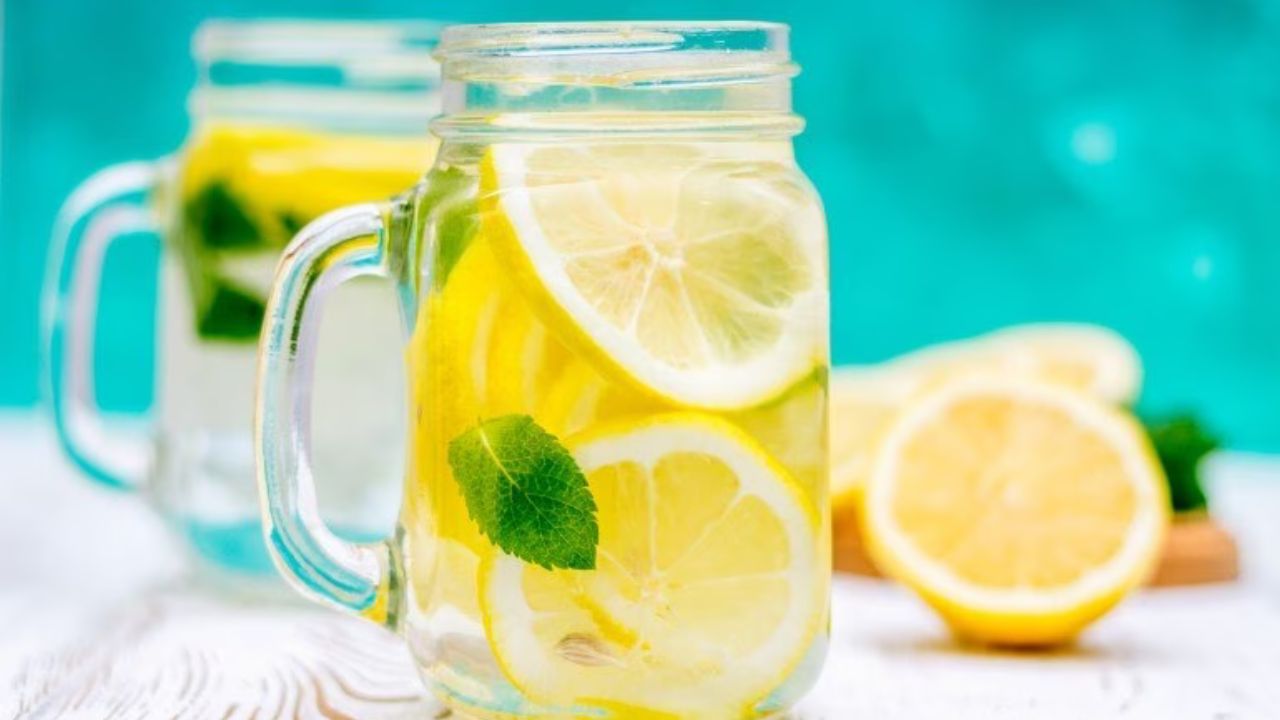 Lemon water सेहत के लिए फायदेमंद है, लेकिन इन लोगों के लिए हो सकता है जहर