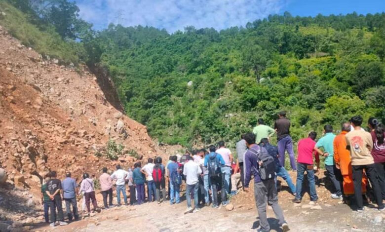 Badrinath Highway: बद्रीनाथ हाईवे पर मलबा गिरा, गौचर के पास हाईवे बंद, यमुनोत्री में मिट्टी का कटाव