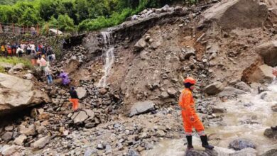 Kedarnath में बादल फटने के बाद हालात, सेना के हेलीकॉप्टर से लाए गए फंसे यात्री, मौसम खराब