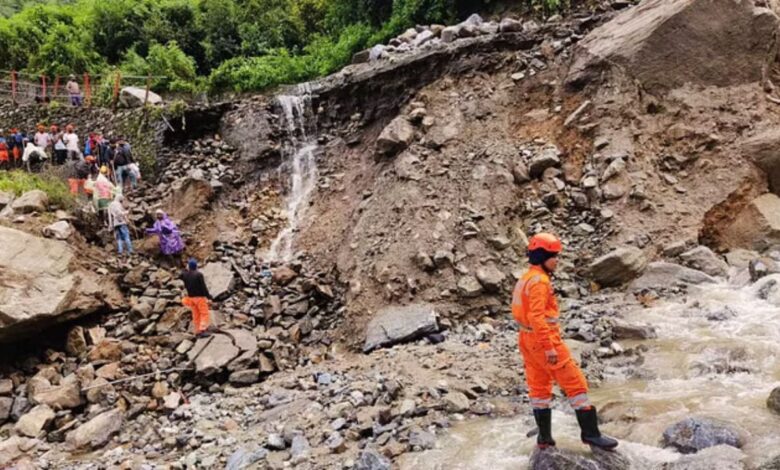 Kedarnath में बादल फटने के बाद हालात, सेना के हेलीकॉप्टर से लाए गए फंसे यात्री, मौसम खराब