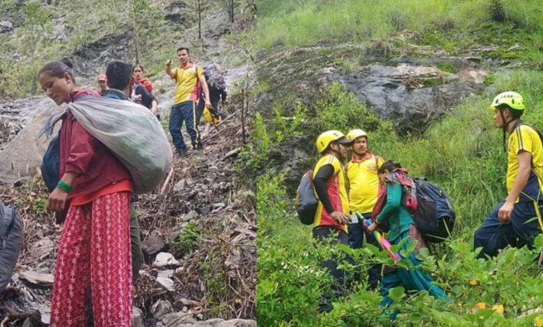 Kedarnath: जीवन बचाने की जद्दोजहद... सैनिक रस्सियों की मदद से चट्टानों से लोगों को नीचे लाने में जुटे