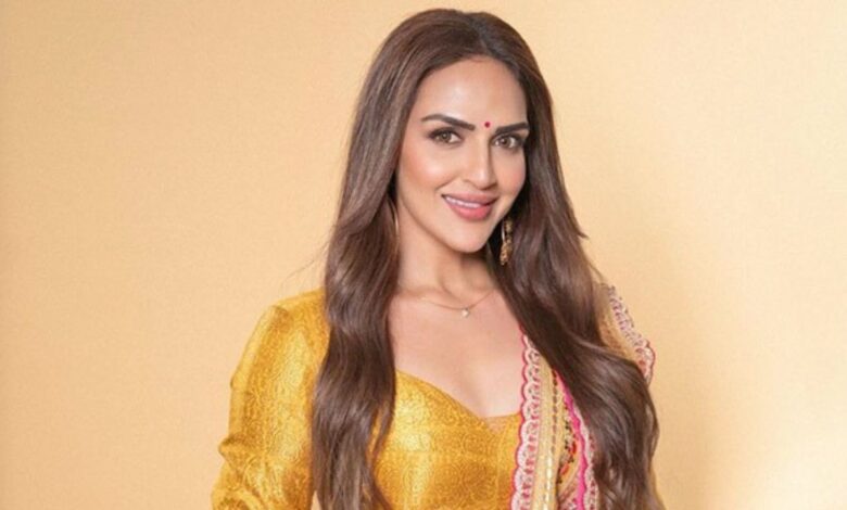 Esha Deol ने किया खुलासा: 18 की उम्र में शादी और छोटे कपड़े पहनने पर पाबंदी, पिता धर्मेंद्र की कड़ी सख्ती