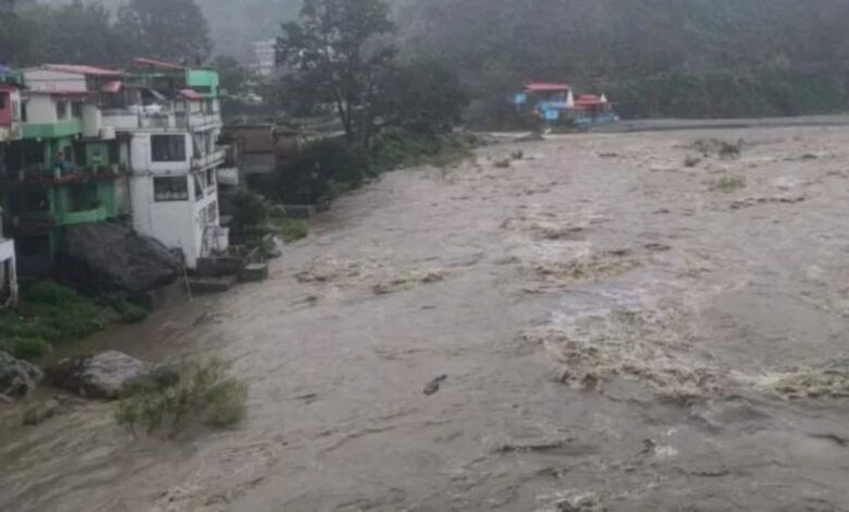 Uttarakhand Rains: रामनगर में पर्यटकों और भक्तों की मुश्किलें बढ़ीं, गार्जिया मंदिर में जलस्तर बढ़ने से रोक लगी