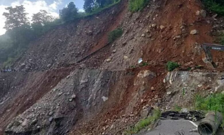 Uttarakhand: गंगोत्री-यमुनोत्री और बद्रीनाथ हाईवे पर भारी मलबा, वाहनों की लंबी कतारें