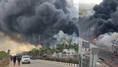 Massive fire in Tata factory: आसमान में धुएं के बादल, घटना की भयानक तस्वीरें देख कांप जाएगा दिल