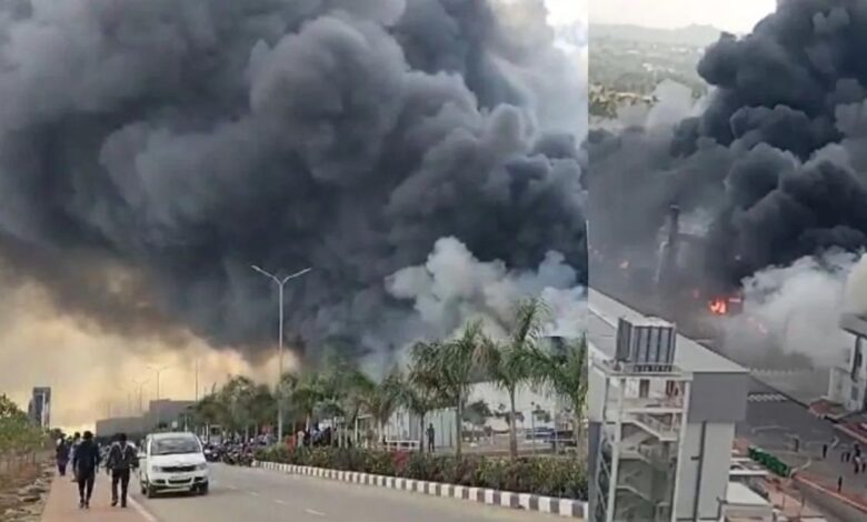 Massive fire in Tata factory: आसमान में धुएं के बादल, घटना की भयानक तस्वीरें देख कांप जाएगा दिल