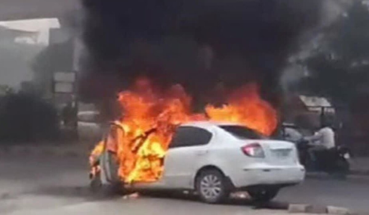 Delhi Car Fire: दिल्ली में चलती कार में आग, 2.5 लाख रुपये का बैग जलकर हुआ खाक