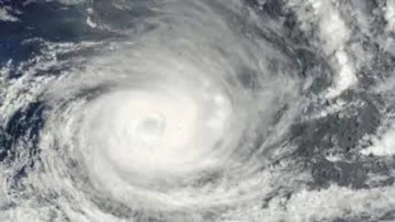 Cyclone ‘डाना’ का कहर! पुरी के पर्यटकों से तुरंत लौटने की अपील, 110 किमी की रफ्तार से चलेंगी हवाएं, एनडीआरएफ सतर्क