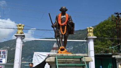 Nainital में गांधीजी की प्रतिमा अब सिखाएगी ट्रैफिक नियम, 75 साल बाद शहर में चरखा चलाते नज़र आएंगे महात्मा गांधी