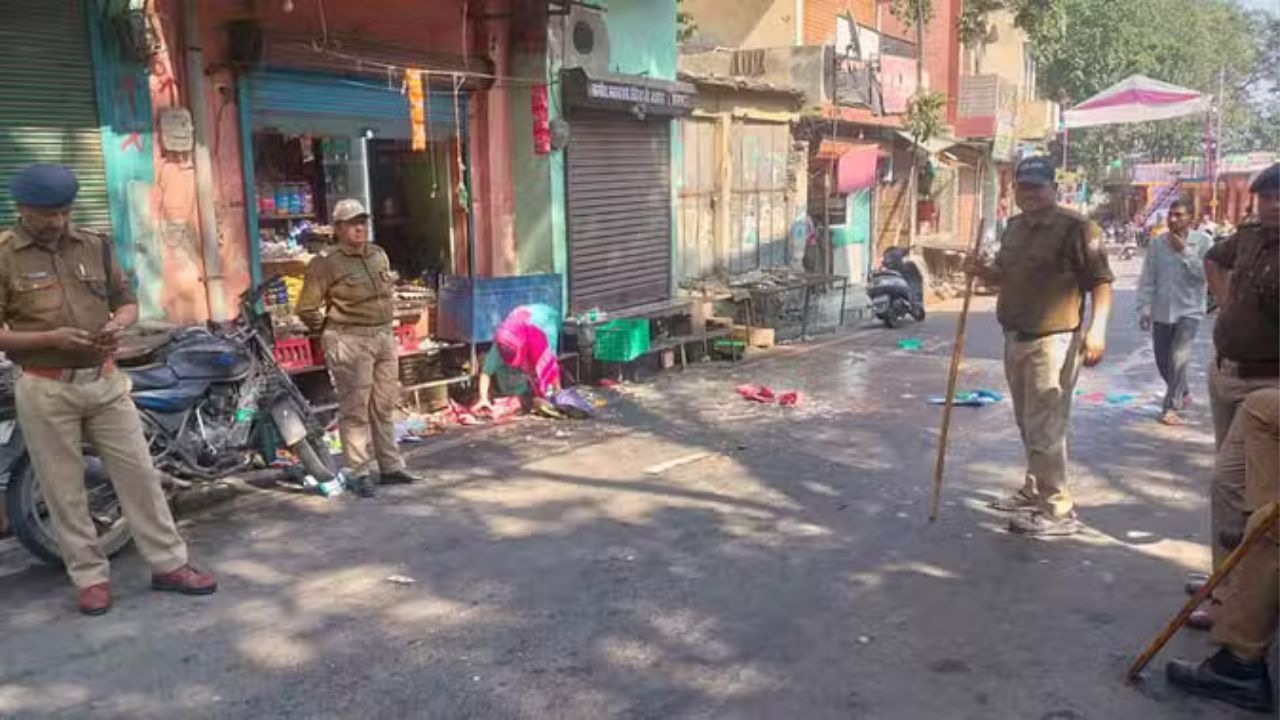 Kirtinagar: नाबालिग के धर्मांतरण के आरोप पर कीर्तिनगर में हंगामा, हिंदू संगठनों का विरोध प्रदर्शन