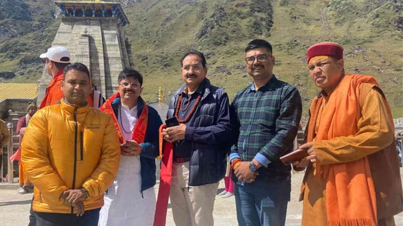 Kedarnath Dham: प्रधानमंत्री नरेंद्र मोदी के भाई पंकज मोदी ने बाबा केदार के दर्शन कर लिया आशीर्वाद