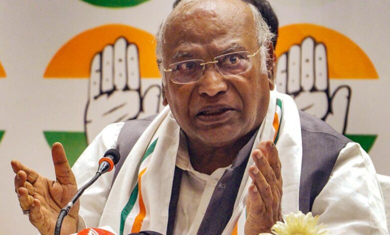 Mallikarjun Kharge ने संविधान दिवस पर मोदी को ललकारा, कहा- देश में एकता के लिए नफरत फैलाना बंद करो