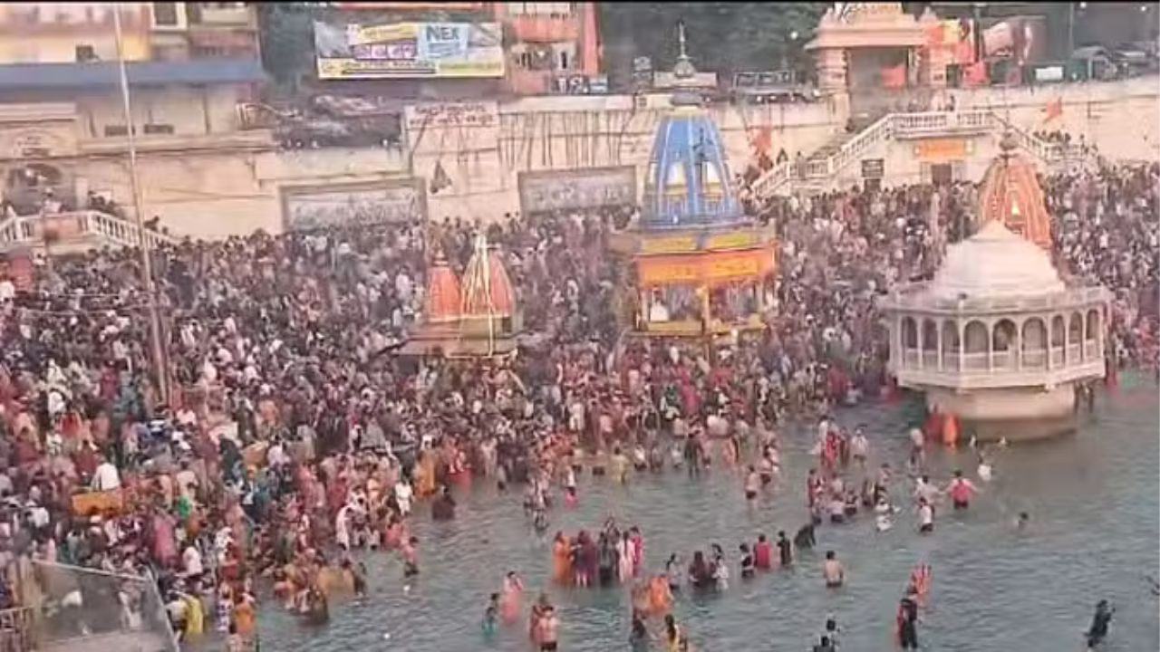  Kartik Purnima Snan: हर की पौड़ी पर उमड़ा श्रद्धालुओं का जनसैलाब, मां गंगा को दी श्रद्धांजलि और लिया पवित्र स्नान