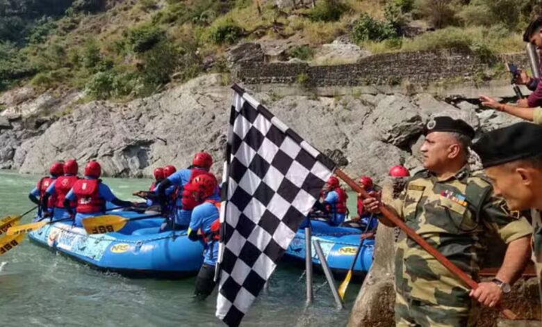 Devprayag: देश की पहली महिला सैन्य नौकायन अभियान की शुरुआत, संगम से BSF IG ने किया रवाना