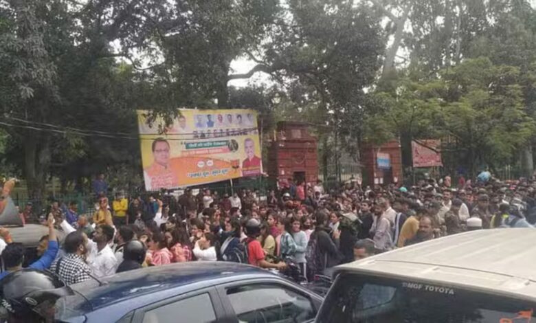 Dehradun: बेरोजगार संघ का सीएम आवास पर प्रदर्शन, सैकड़ों युवाओं ने निकाला विरोध मार्च