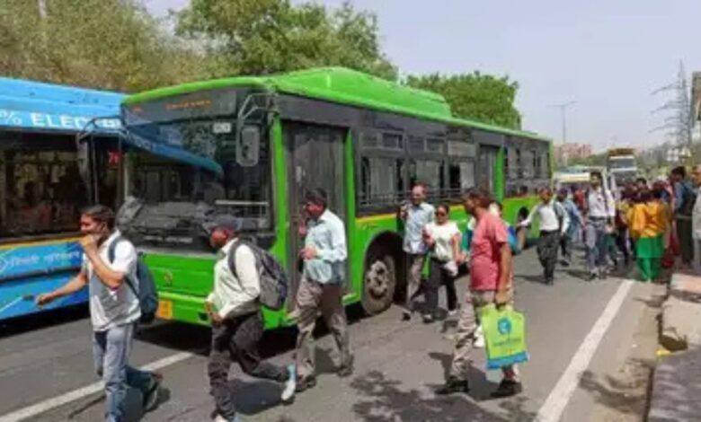 Delhi वालों को मिली बड़ी राहत, बसों के लिए घंटों इंतजार से छुटकारा, कर्मचारियों की मांगें मानी गईं