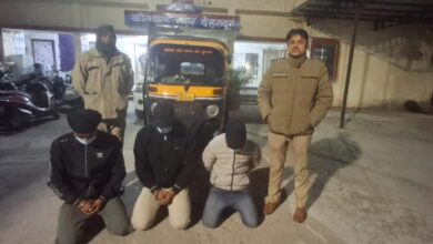 Dehradun: बीच रोड पर व्यक्ति के साथ मारपीट करने वाले 3 अभियुक्तो को पुलिस ने किया गिरफ्तार 