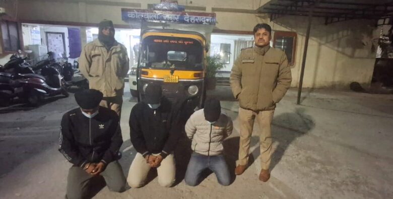 Dehradun: बीच रोड पर व्यक्ति के साथ मारपीट करने वाले 3 अभियुक्तो को पुलिस ने किया गिरफ्तार 