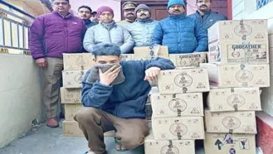 Uttarakhand: पुलिस और नारकोटिक्स विभाग की बड़ी कार्रवाई- छापेमारी कर बरामद की 32 पेटी अवैध शराब 